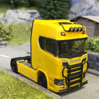 Scania CS 20 HD Traktor mit Scheinwerferrampe und Büffelschutz, 2-achsig, gelb -