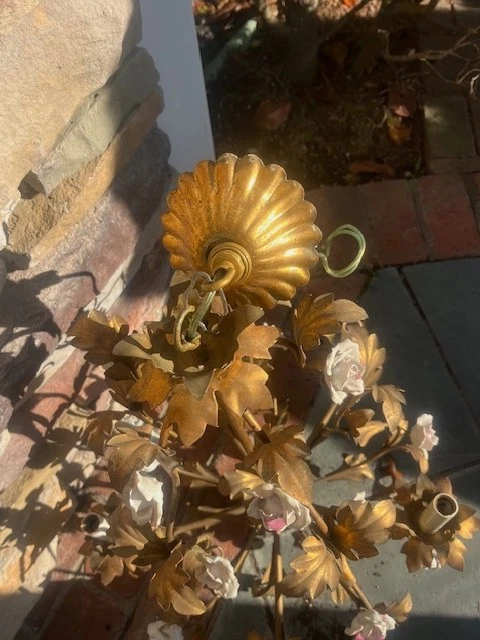 Lámpara de araña vintage italiana de metal dorado de porcelana con etiqueta hecha en Italia Foto 3 de 4