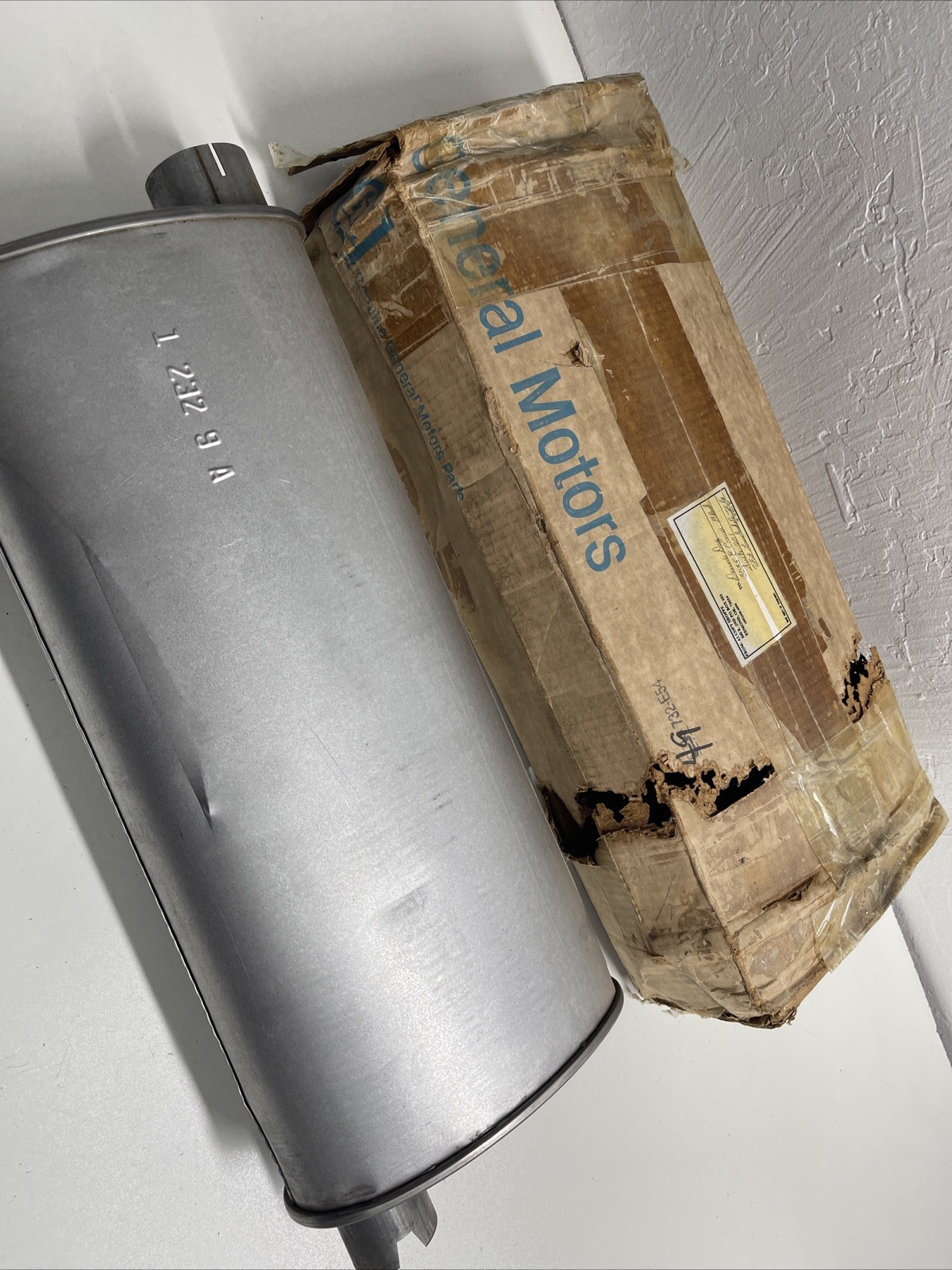 NOS GM 1970 Chevelle 350 RH Muffler 3983318  zb