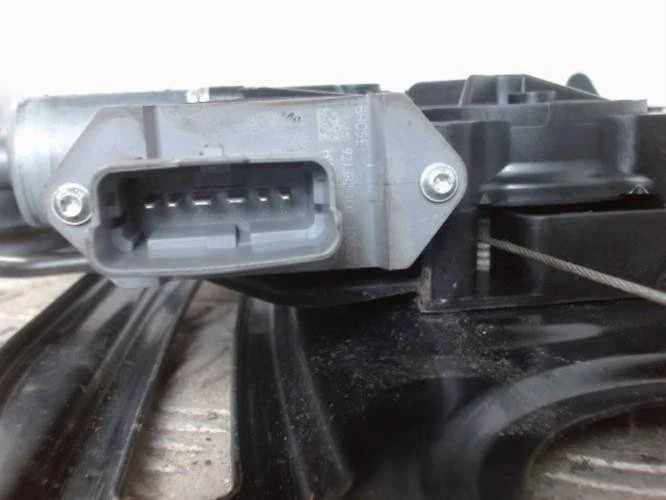 Leve vitre electrique arriere gauche RENAULT MEGANE 3 PHASE 1 CABRIOLET - Photo 3/3