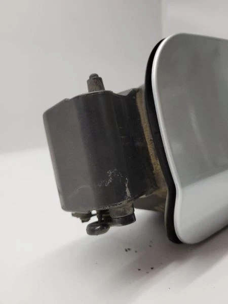 Chevrolet Cruze 2016-2019 puerta de llenado de combustible plateada Foto 4 de 4