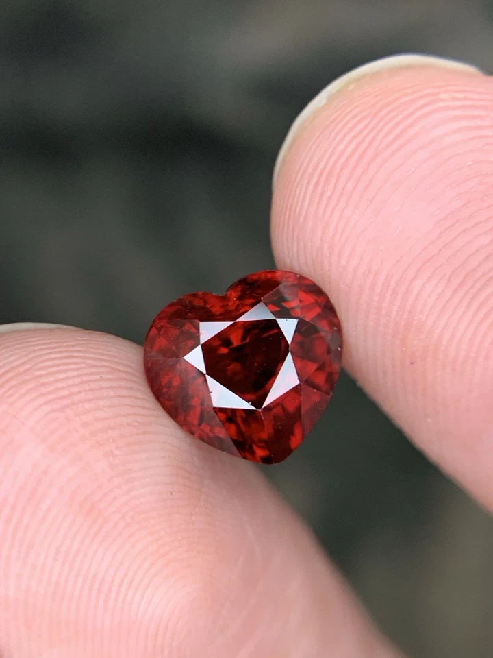 Impresionante pieza de granate rodolita de 3,40 quilates sin calor de África | 8,8 x 8,2 x 5,4 mm Foto 4 de 4