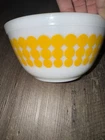 Vintage PYREX 402 1-1/2 QT Mixing Bowl YELLOW POLKA DOTS Excellent Condition