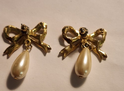1950's Goldtone Pearl Drop From Bow Pierced Earrings - Picture 3 of 3
