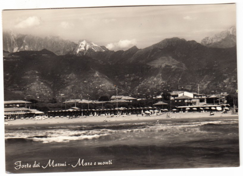 26-03988 - FORTE DEI MARMI LUCCA - MARE E MONTI VIAGGIATA 1950