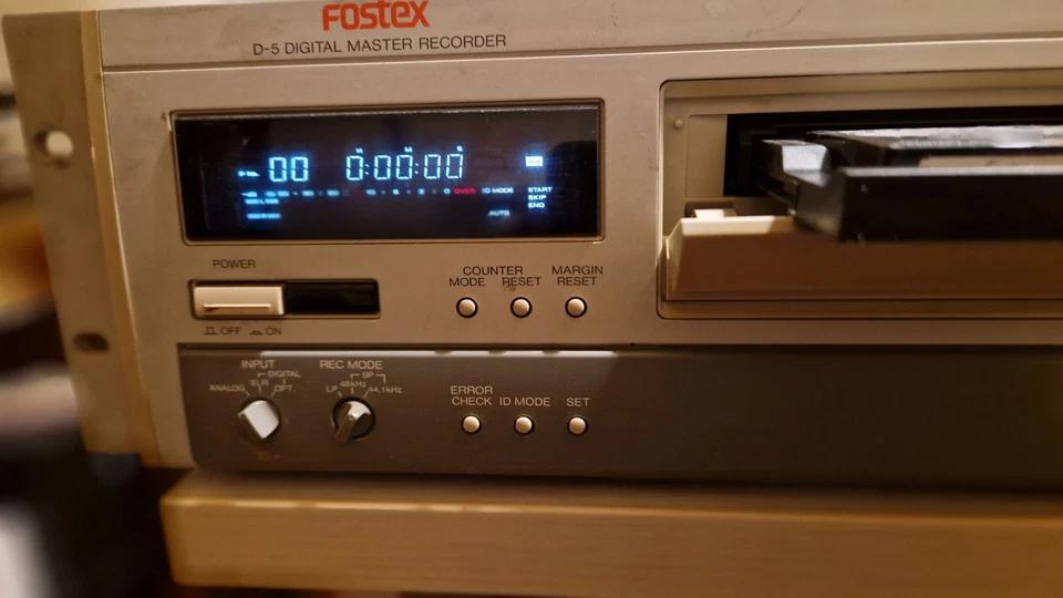 Fostex D-5 Digital Master Recorder DAT + Remote Control – Excellent Condition - Image 2 of 4
