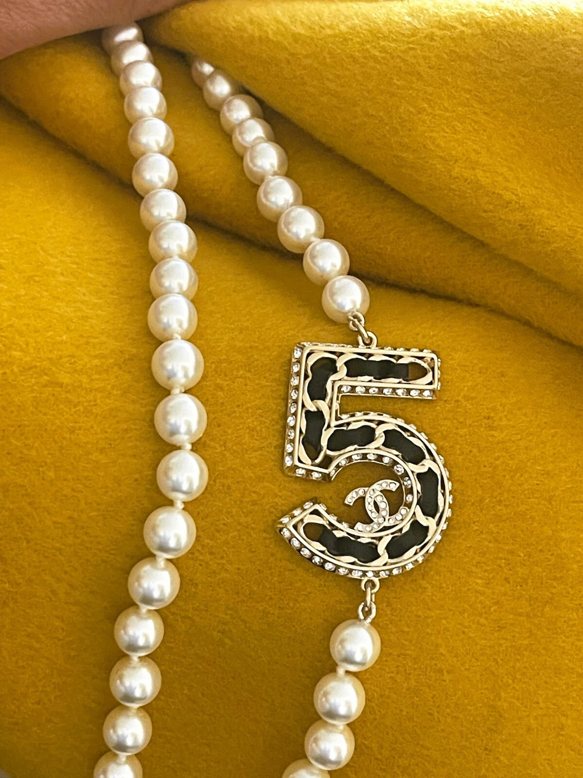 # 5 Collana lunga Chanel con perle