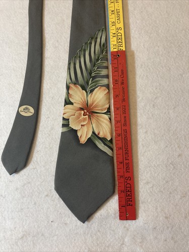 Beautiful Tommy Bahama Silk Necktie Green One Flower - Picture 9 of 10