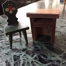 Kleines altes Tischchen mit einem kl.Stuhl bemalt f.Puppenhaus 