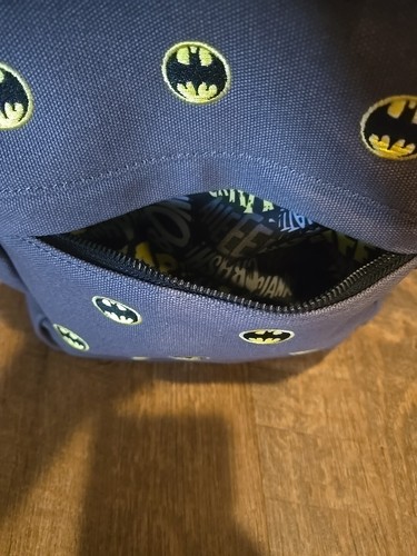 Mochila Loungefly DC Comics Batman 80 Aniversario AOP Lona Cuadrada Bordada - Imagen 6 de 13