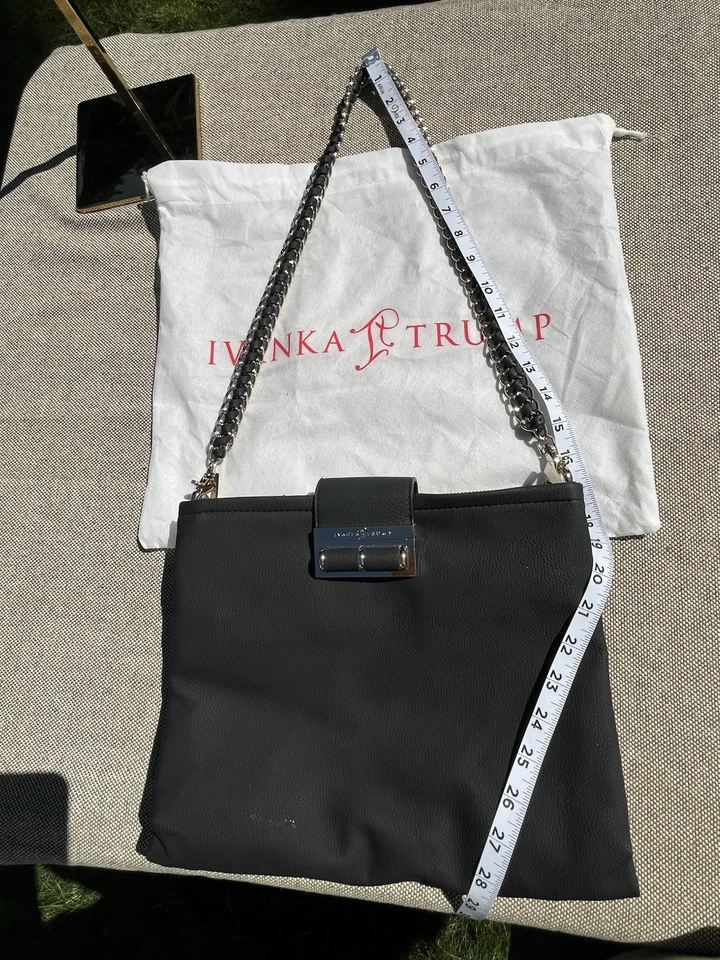 Bolso de hombro Ivanka Trump negro iPad con doble compartimento con cadena dorada Foto 3 de 4