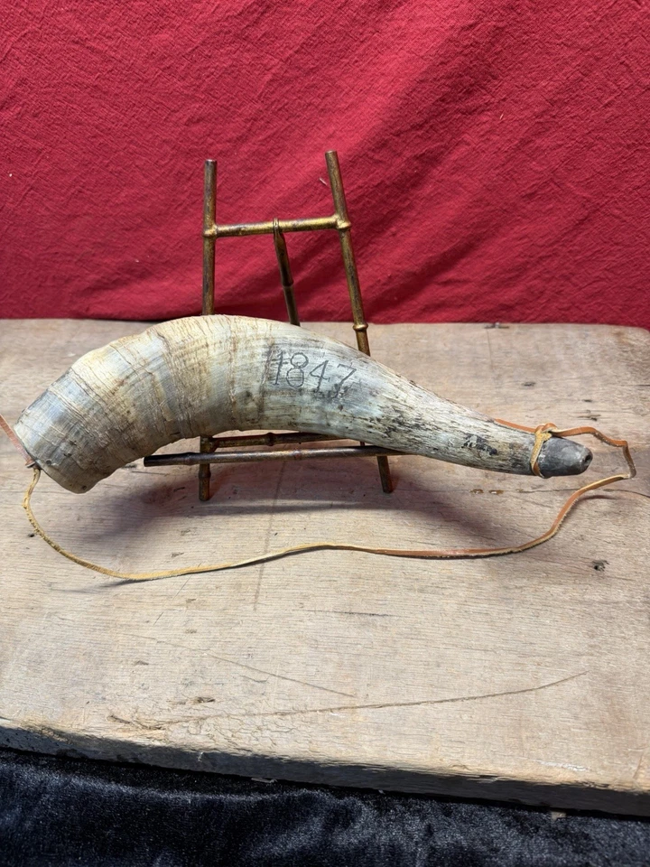 Cuerno en polvo de tapa plana de principios del siglo XIX con fecha de 1847 Scrimshawed Foto 2 de 4