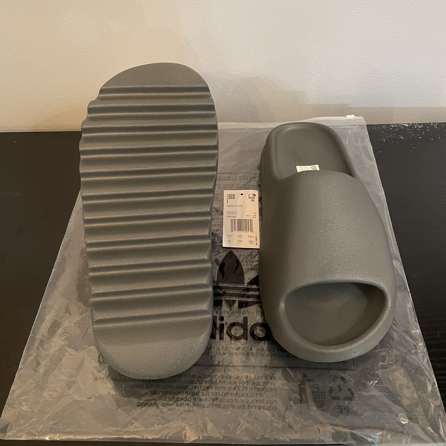 Yeezy Slides “Granite” Size 11  Men’s US (NEW) ⚡️FAST SHIPPING 🚀 thumbnail 2