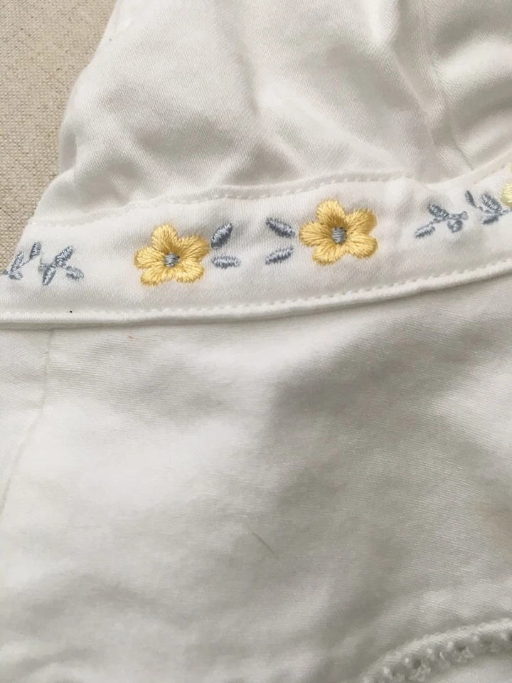 Chapéu de Sol Koala Baby Tamanho 6-12mo, Branco, Acabamento Flores Bordadas Amarelas - Imagem 3 de 4