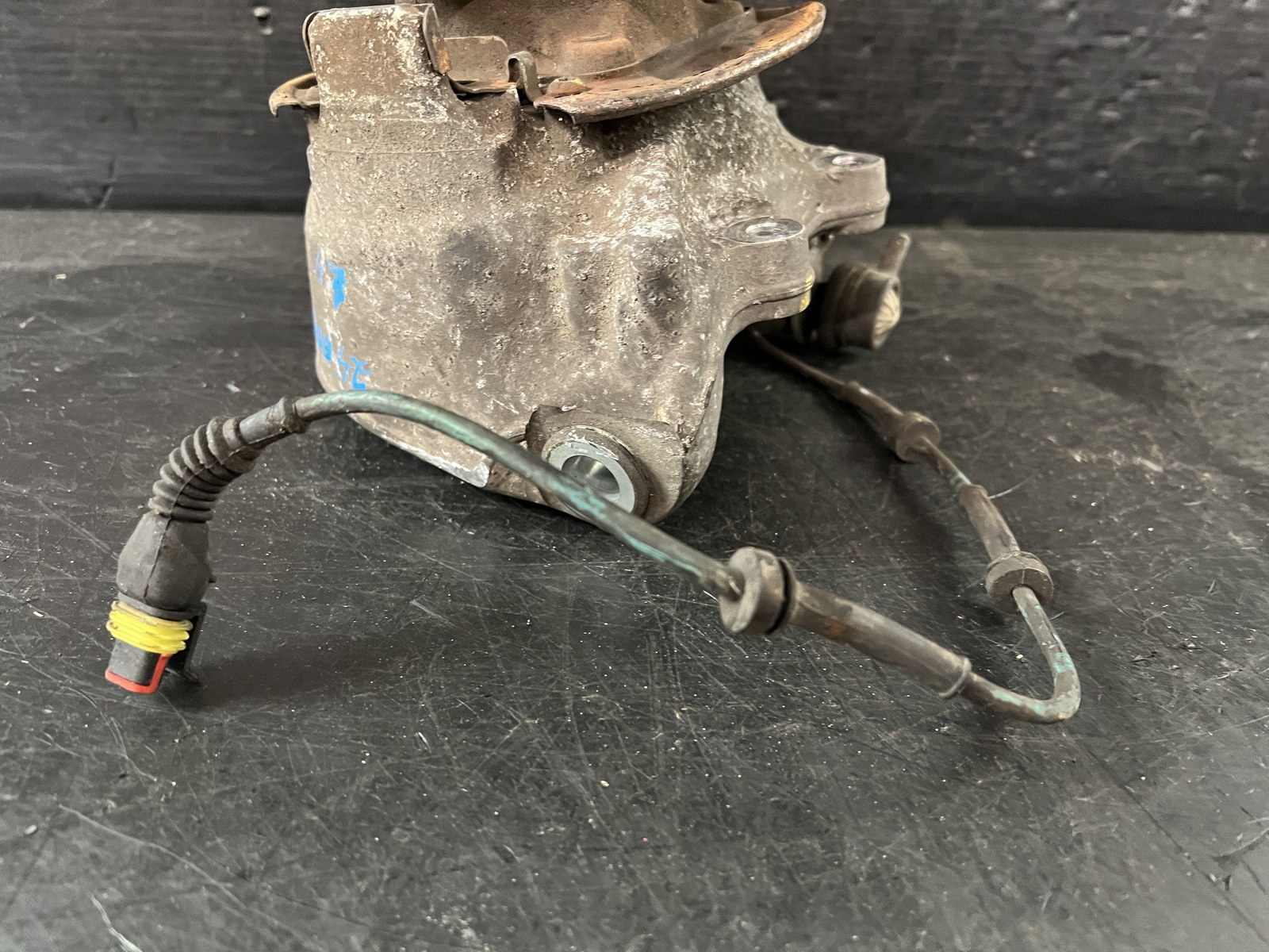 08-19 MASERATI GRANTURISMO REAR DRIVER LEFT AXLE STUB KNUCKLE