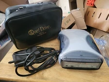 Que Que! Drive QPS-525 External CD Drive W/ Cord and Case