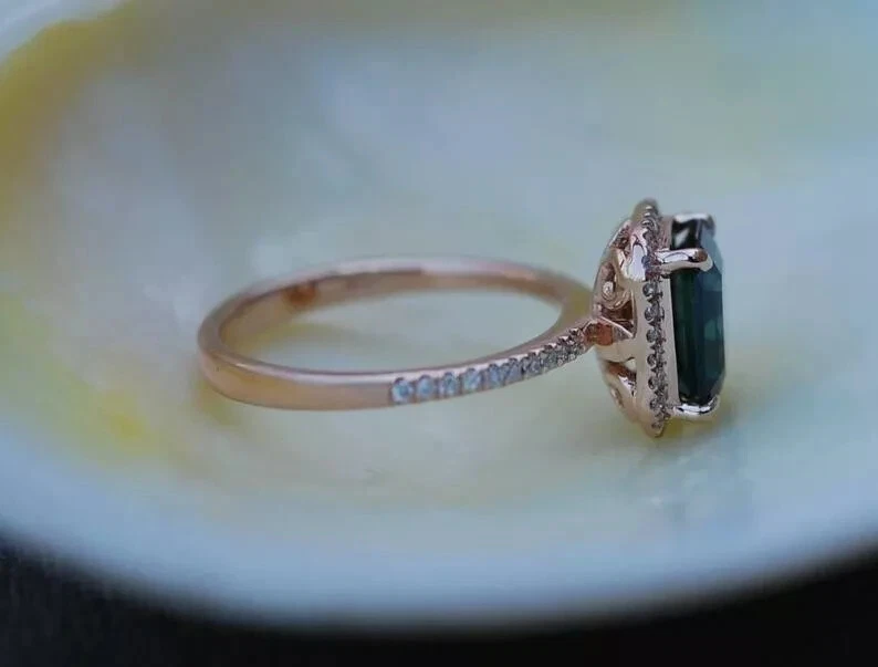 Anillo de mujer con topacio azul Londres de 2,5 quilates corte cojín creado en laboratorio enchapado en oro rosa de 14 quilates Foto 2 de 4