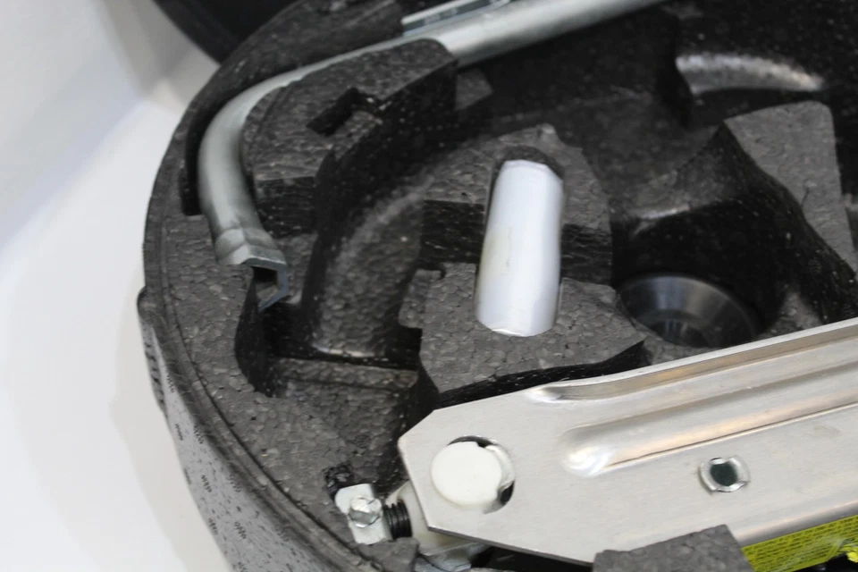 Seat Toledo 1M Spare Wheel Tool Kit Holder with Tools 8L3012109F - Image 3 of 4