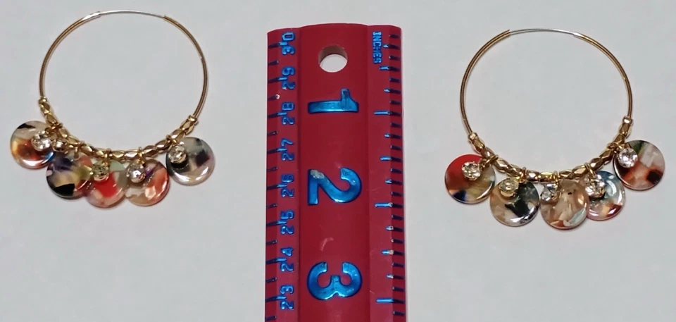 Pendientes de aro Chico’s tono dorado - discos de resina de carey y detalles de cristal Foto 3 de 3