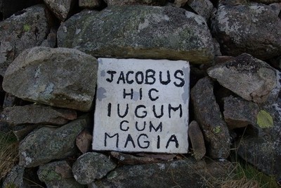 Foto A3 beschriftetes Tablet eingebaut in Schafstall schwarzer Garpel c2011