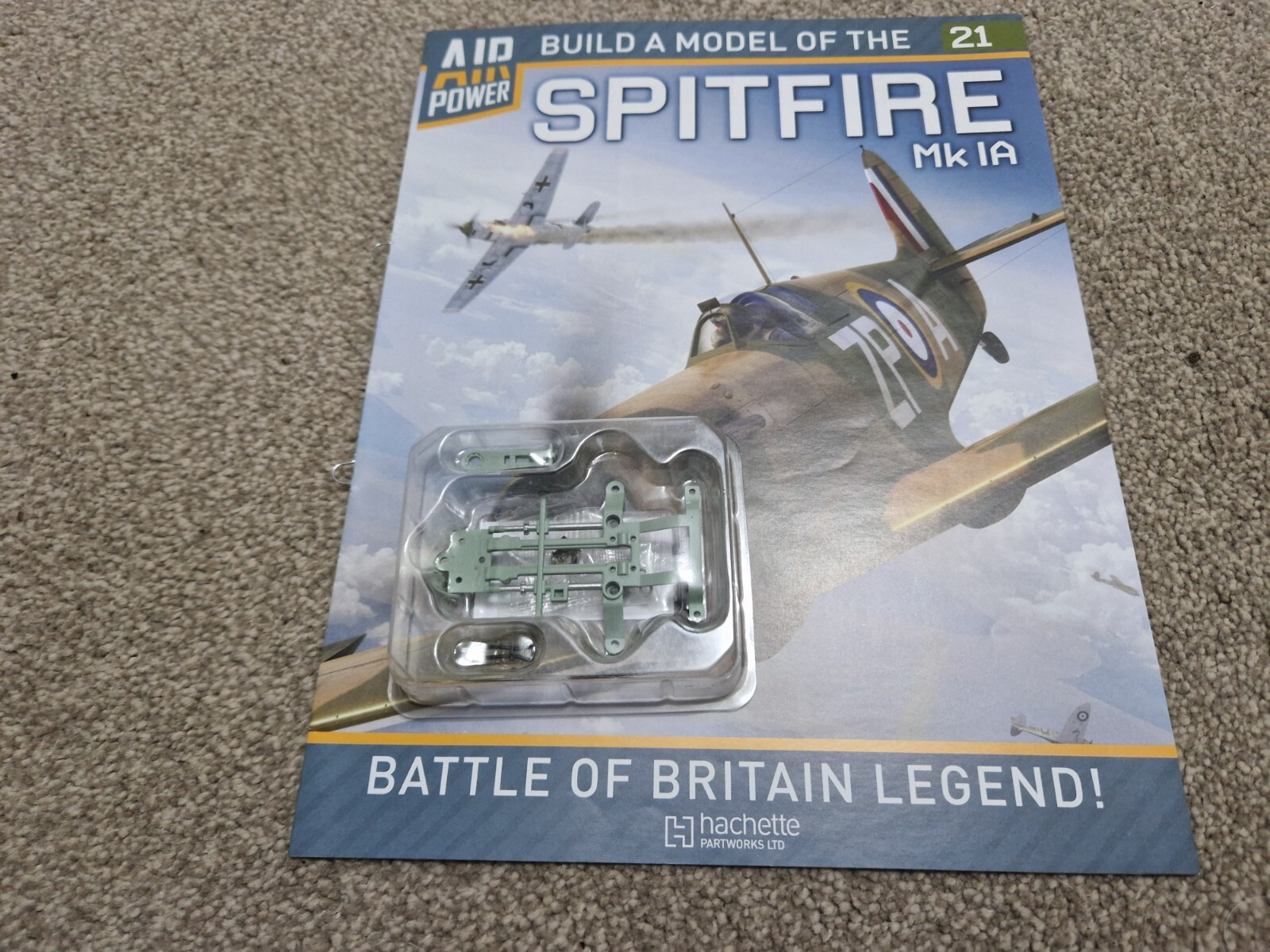 1/18 HACHETTE ISSUE 21 - BUILD A MODEL OF THE SPITFIRE MK 1A PLANE