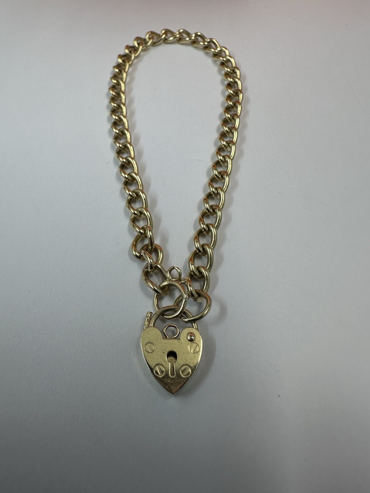 9ct curb bracelet With Padlock Clasp. 8” 8.6g 4.6mm