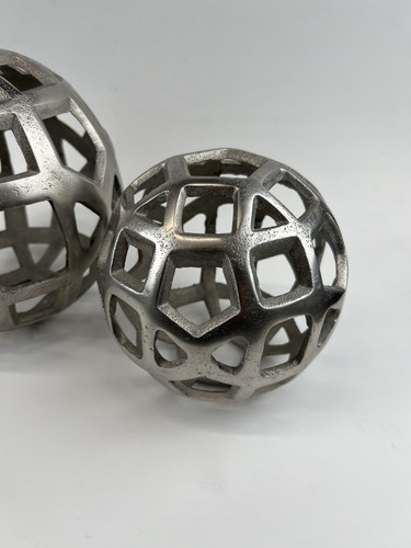 2 sculture sfera geometrica in metallo argentato - palline decorazione casa da tavolo (6" e 8") - Foto 3 di 10
