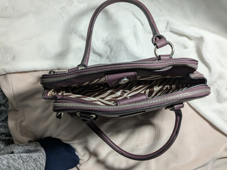 Dana Buchman Bolso Monedero en Color Ciruela con Interior Estampado Cebra Marrón Foto 3 de 4