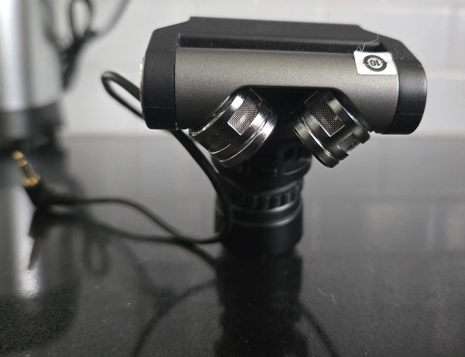 Micrófono estéreo X-Y Tascam TM-2X para cámara DSLR con parabrisas y montaje amortiguador Foto 3 de 4