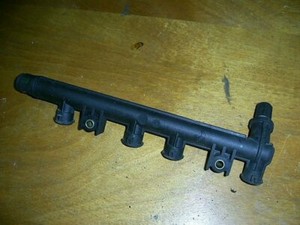 Fiat Punto S II 188 1.2 8V (3) Einspritzleiste Leiste 3219018301
