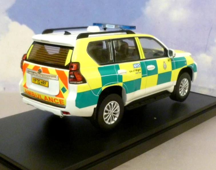 VITESSE 1/43 2018 TOYOTA LAND CRUISER PRADO UK AMBULANCE SERVICE NHS IOW 29428 - Image 2 of 4