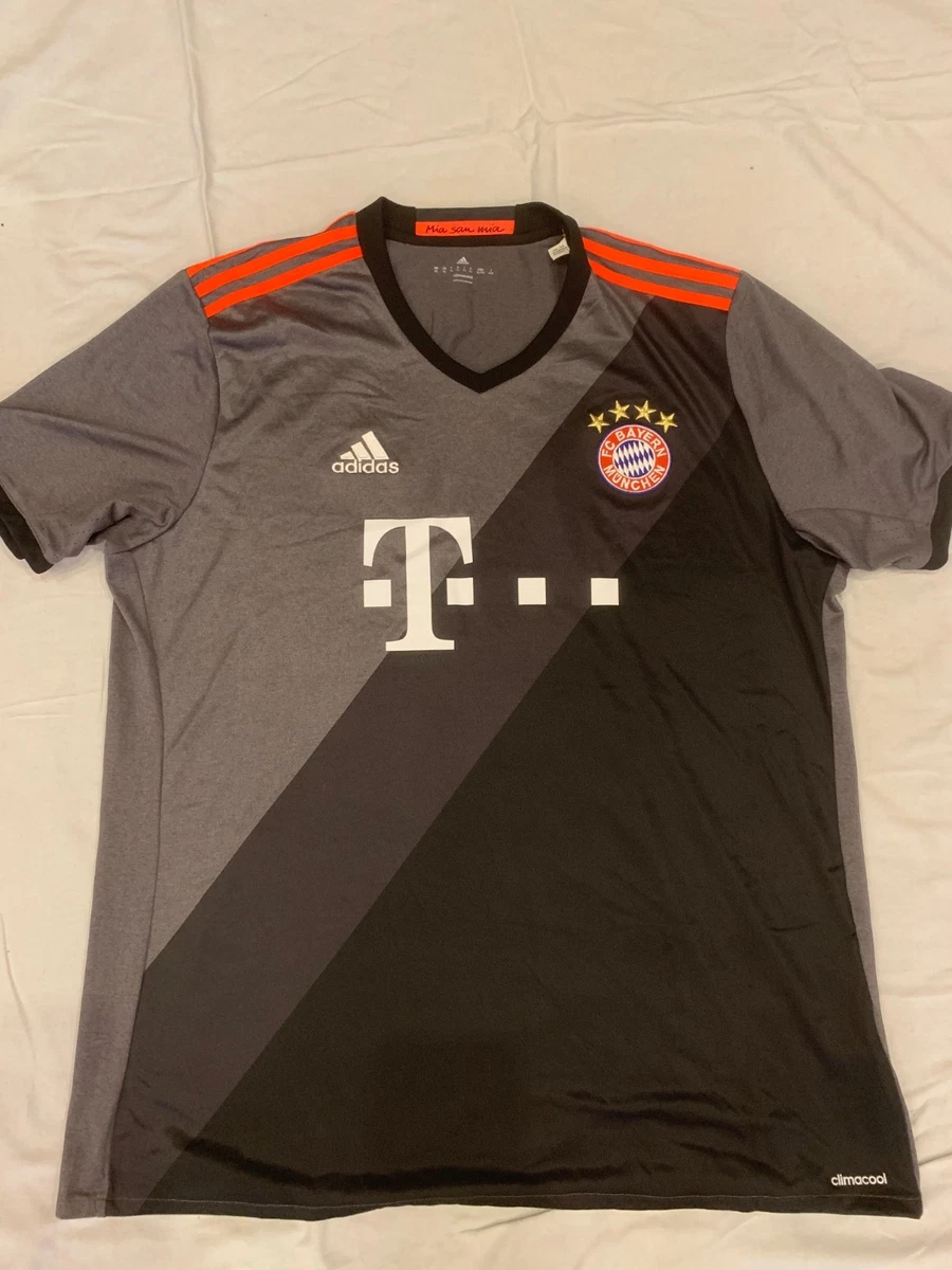 Bayern Munich Multi-Color Size XL International Club Soccer Fan