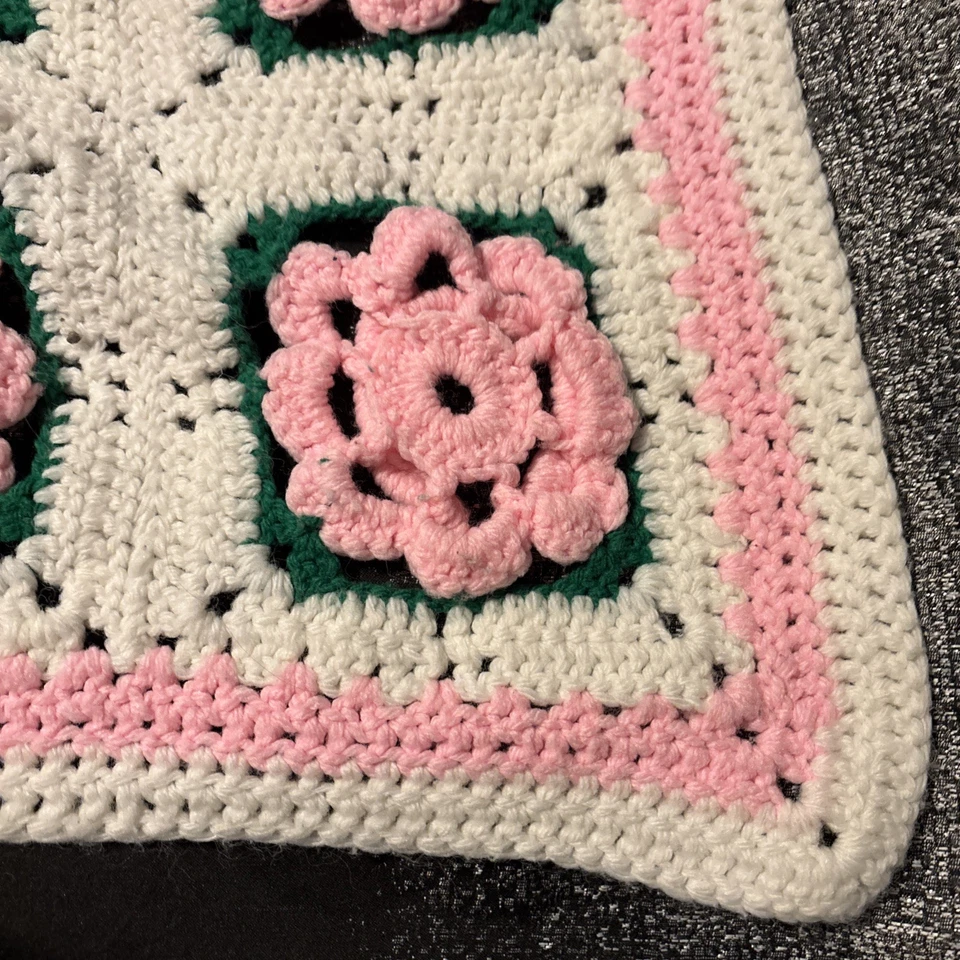 "Manta de ganchillo con patrón cuadrado afgano flores 3D rosa y blanco hecha a mano 55""" Foto 3 de 3