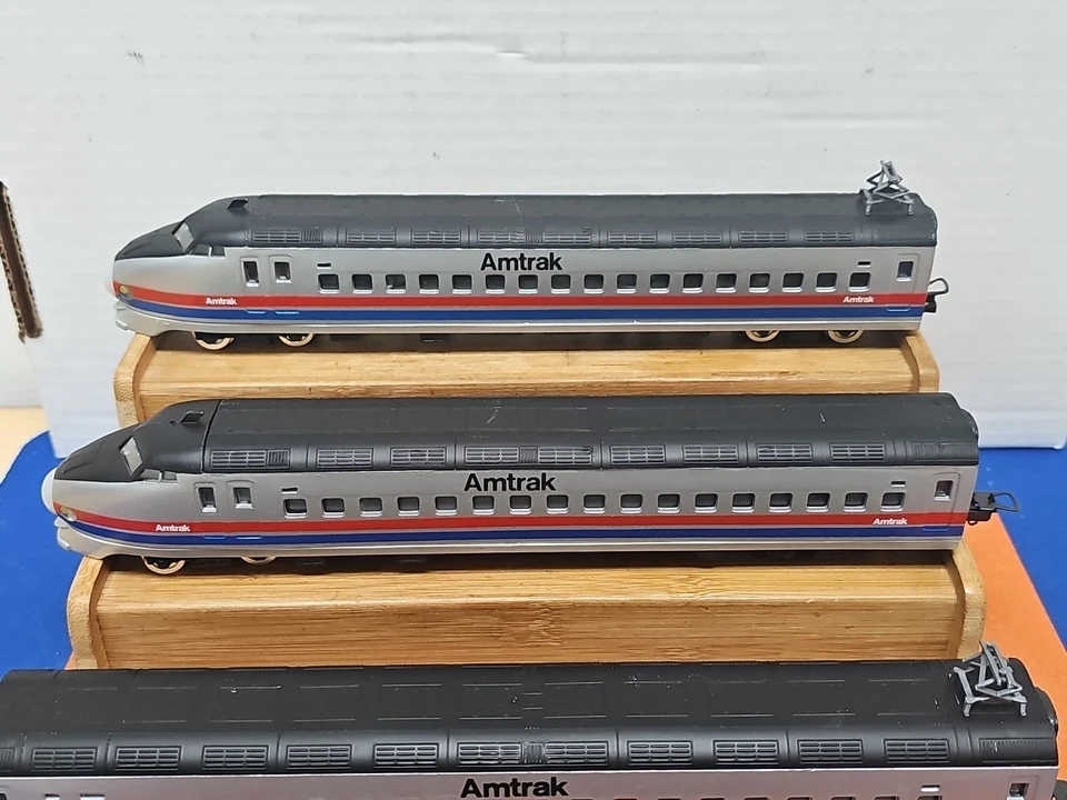 Model Power 1095-ABCD Amtrak Loco & Dummy + 2 coach cars, HO Scale - Image 2 of 4