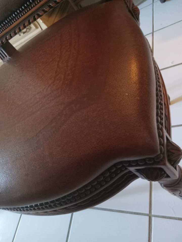 Silla Theodore Alexander de cuero tallado con cabeza de clavo, rara, SOLO RECOGIDA LOCAL  Foto 2 de 4