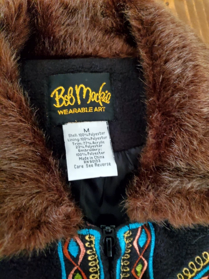 Chaleco polar negro arte portátil Bob Mackie grande bordado arte imitación piel cuello Foto 3 de 4