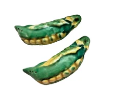 VINTAGE PEAS IN POD VEGGIE SALT & PEPPER SHAKERS 3 INCHES