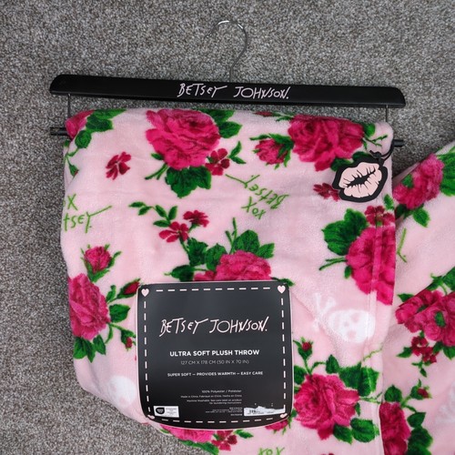 Betsey Johnson Blanket 50x70 Pink Roses Skulls Ultra Soft Plush Throw Cuddly - Picture 2 of 8