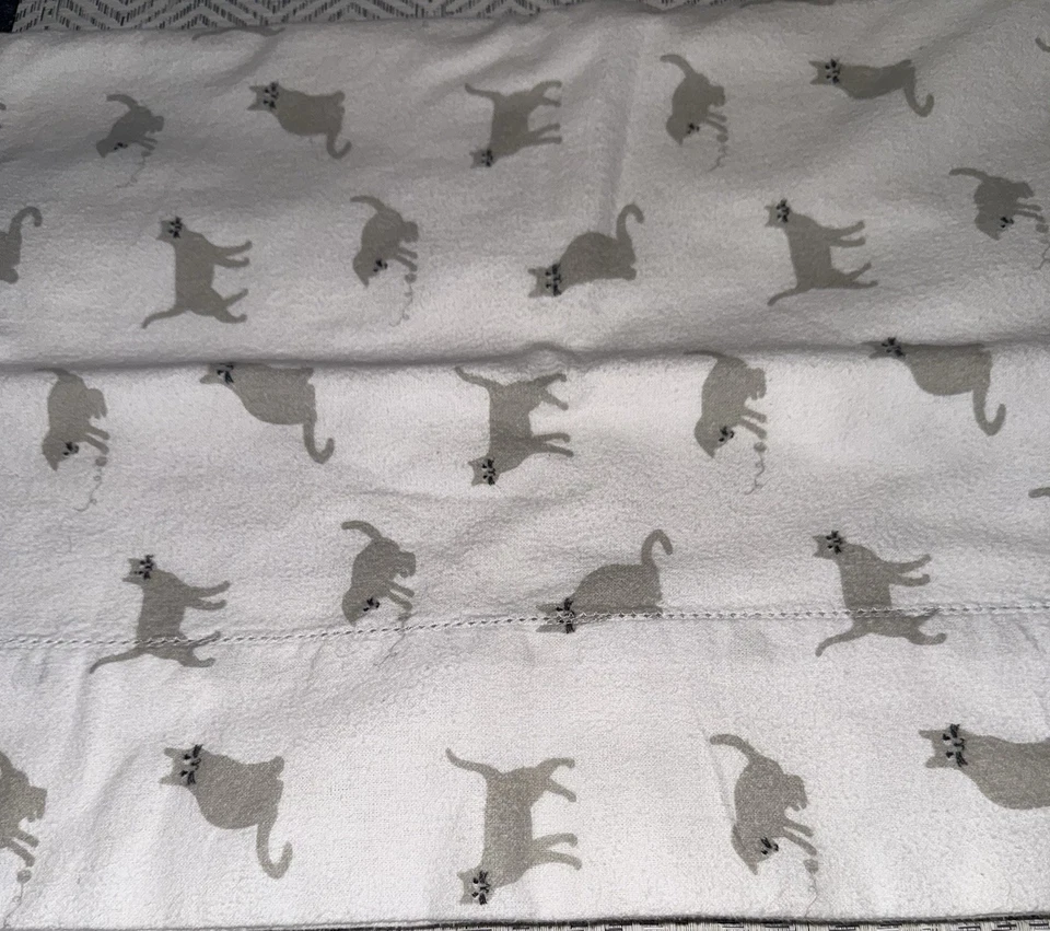 Juego de 2 fundas de almohada con estampado de gatos grises de franela 100 % algodón Pointhaven Foto 2 de 4