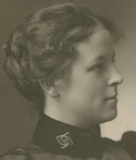 WOMAN, DARK DRESS WITH PUFFY SLEEVES, COOL COLLAR PIN. LATE CABINET CARD, 1900s.