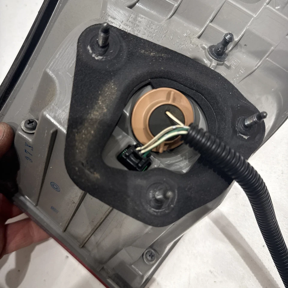 2009-2010 LEXUS IS350 LEFT DRIVER SIDE REAR TAILLIGHT QUARTER MOUNTED OEM - Image 4 of 4