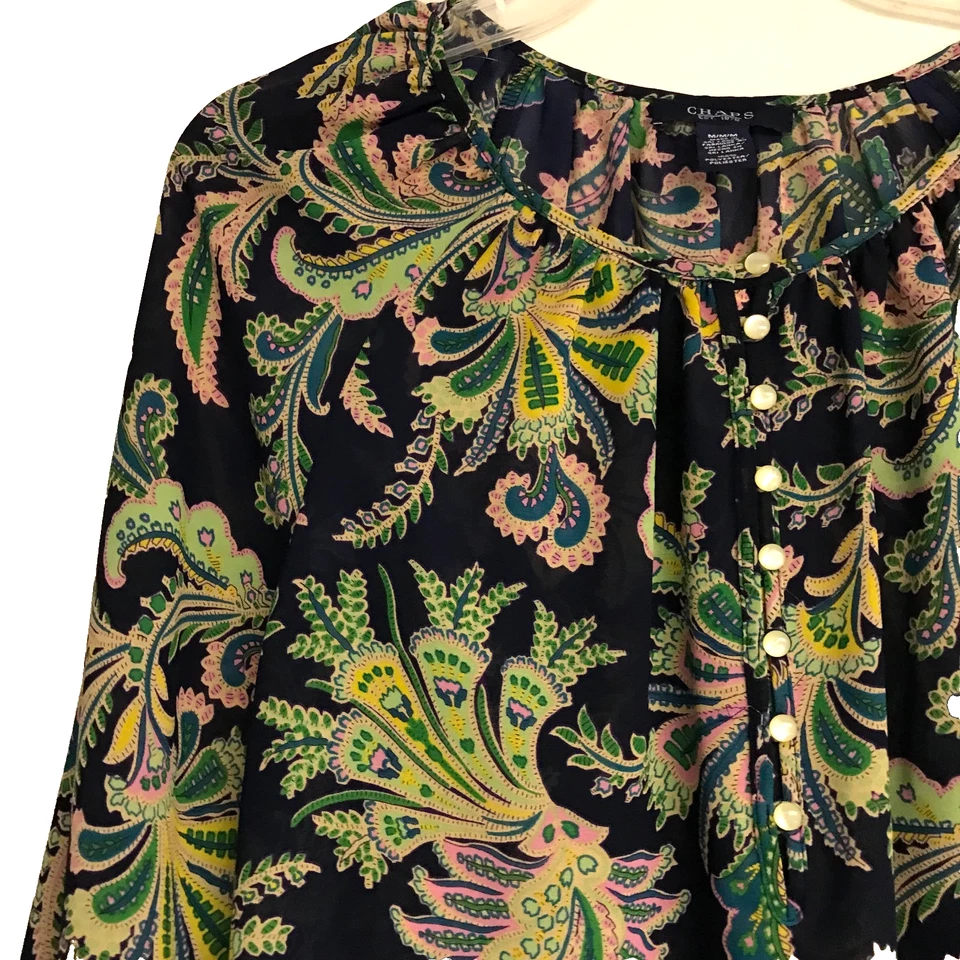 Blusa Pullover Chaps Mediana Azul Marino Paisley Transparente Manga Larga 1/2 Botón Foto 2 de 4