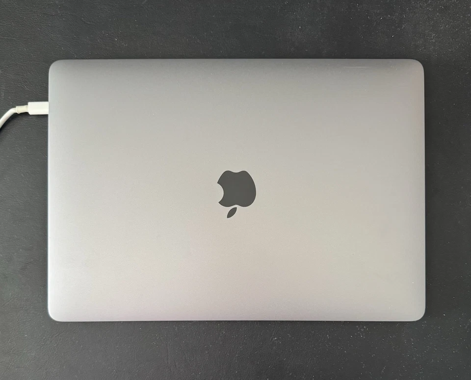 Apple MacBook Pro 13,3" (Intel Core i5 8ème Gén., 2,3 GHz, 8 Go RAM, 256 Go SSD) - Photo 2/4
