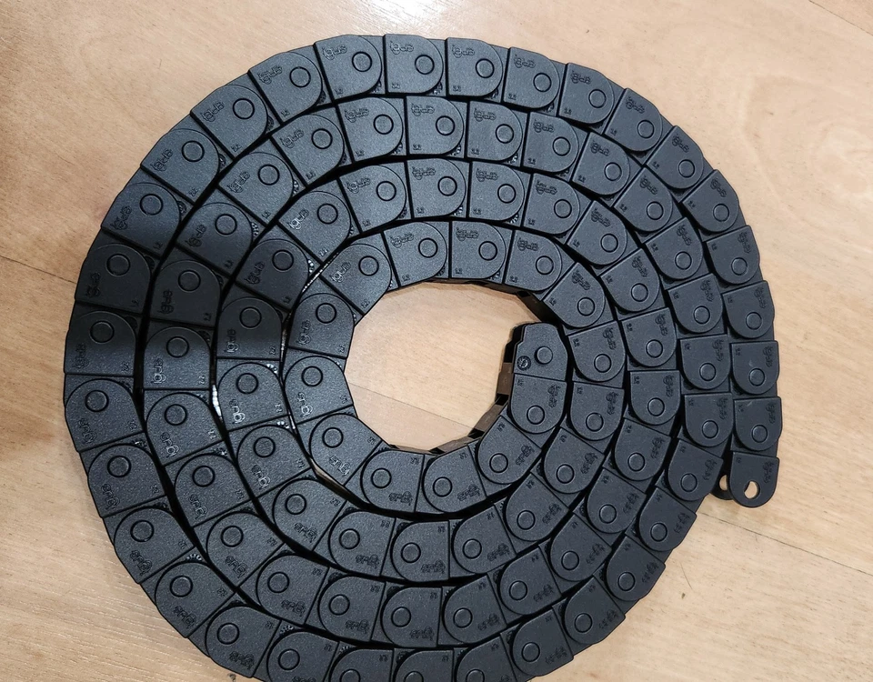 Portacables Igus 55835K39 6 PIES tamaño externo 0,7"x0,76" tamaño interno 0,4"x0,59" Foto 2 de 4