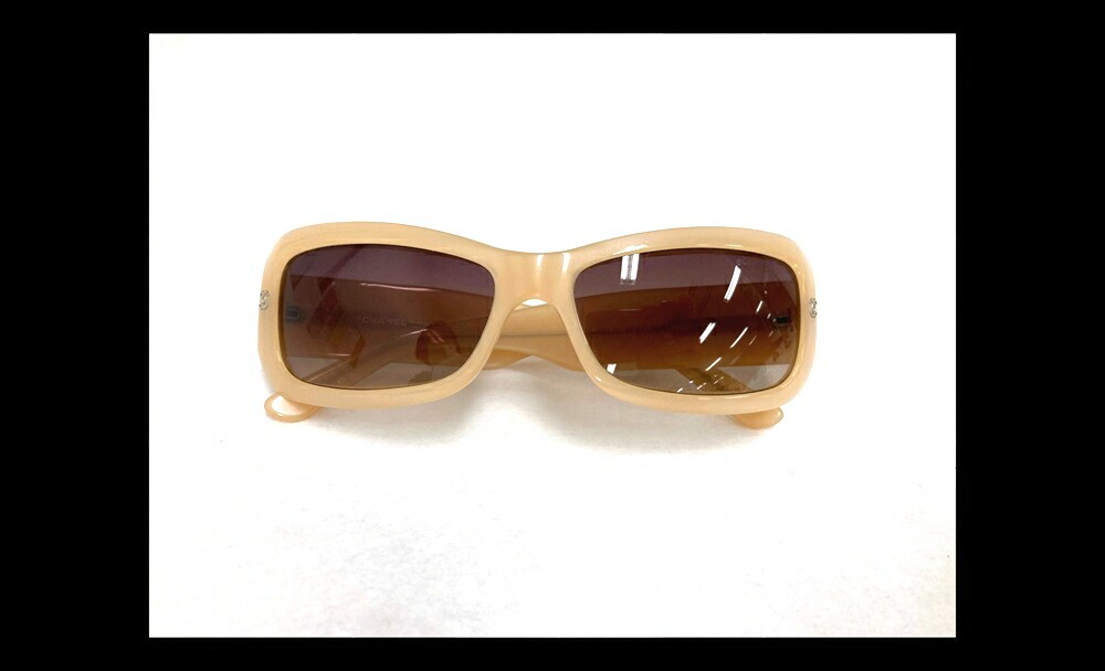 CHANEL white Wellington sunglasses for women with Coco mark authentic self frame