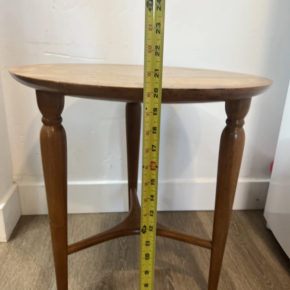 Mesa auxiliar redonda MCM Heritage Henredon patas cónicas hiladas MID CENTURY MODERNA Foto 2 de 4