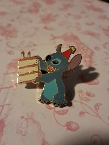Rare Disney Pin Stitch Birthday ๐ Cake Slice 2005 - Picture 2 of 4