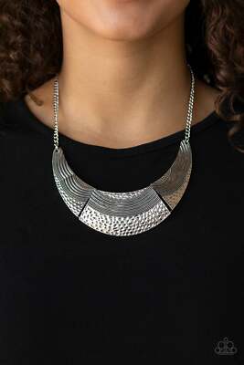PAPARAZZI UTTERLY UNTAMABLE SILVER PLATE STATEMENT NECKLACE