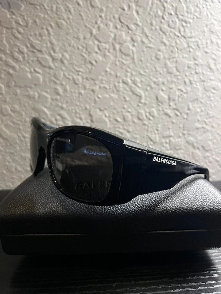 Óculos de sol BALENCIAGA US$ 685 escudo modelo BB0001S