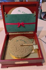 Mr Christmas HOLIDAY SYMPHONIUM Music Box With 16 Discs and power supply